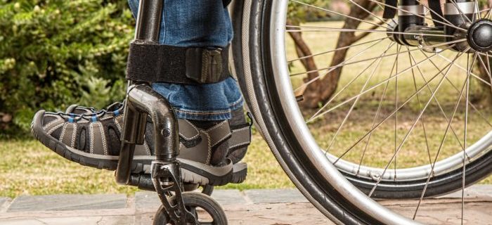 los pies y llantas de la silla de rueda de una persona lesionada